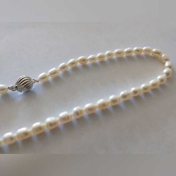 Elegant Pearl Colored Necklace - Picture 9 of 10